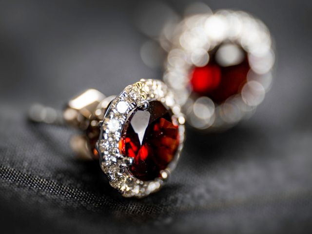 garnet earrings 640x480