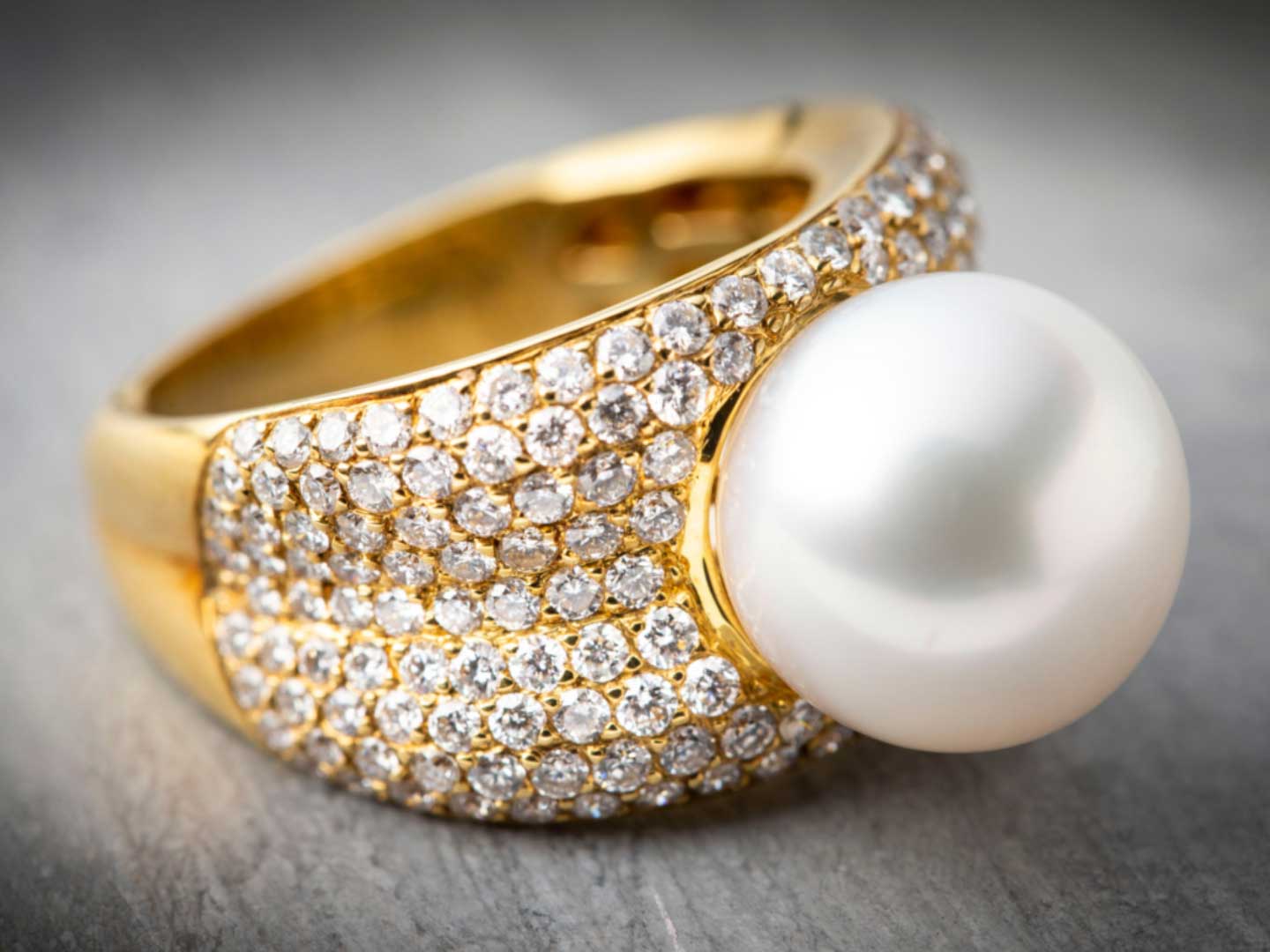 Pearl and diamond gold ring 1440x1080
