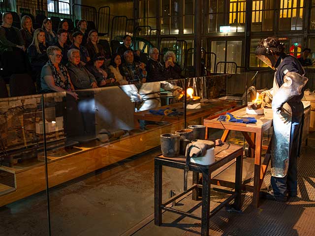 Live gold pour hero banner mobile