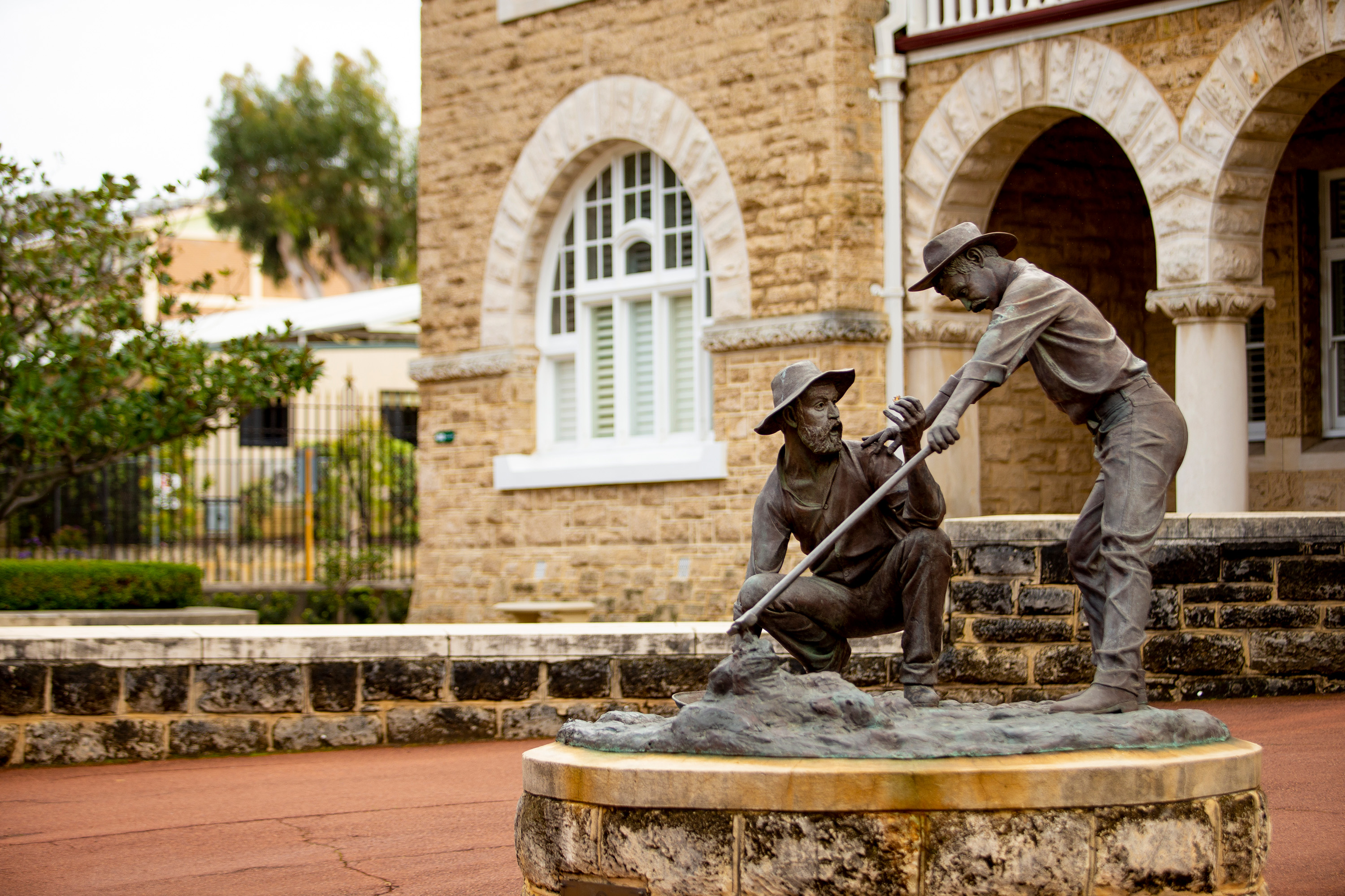 Statue of prospectors outside The Perth Mint.
