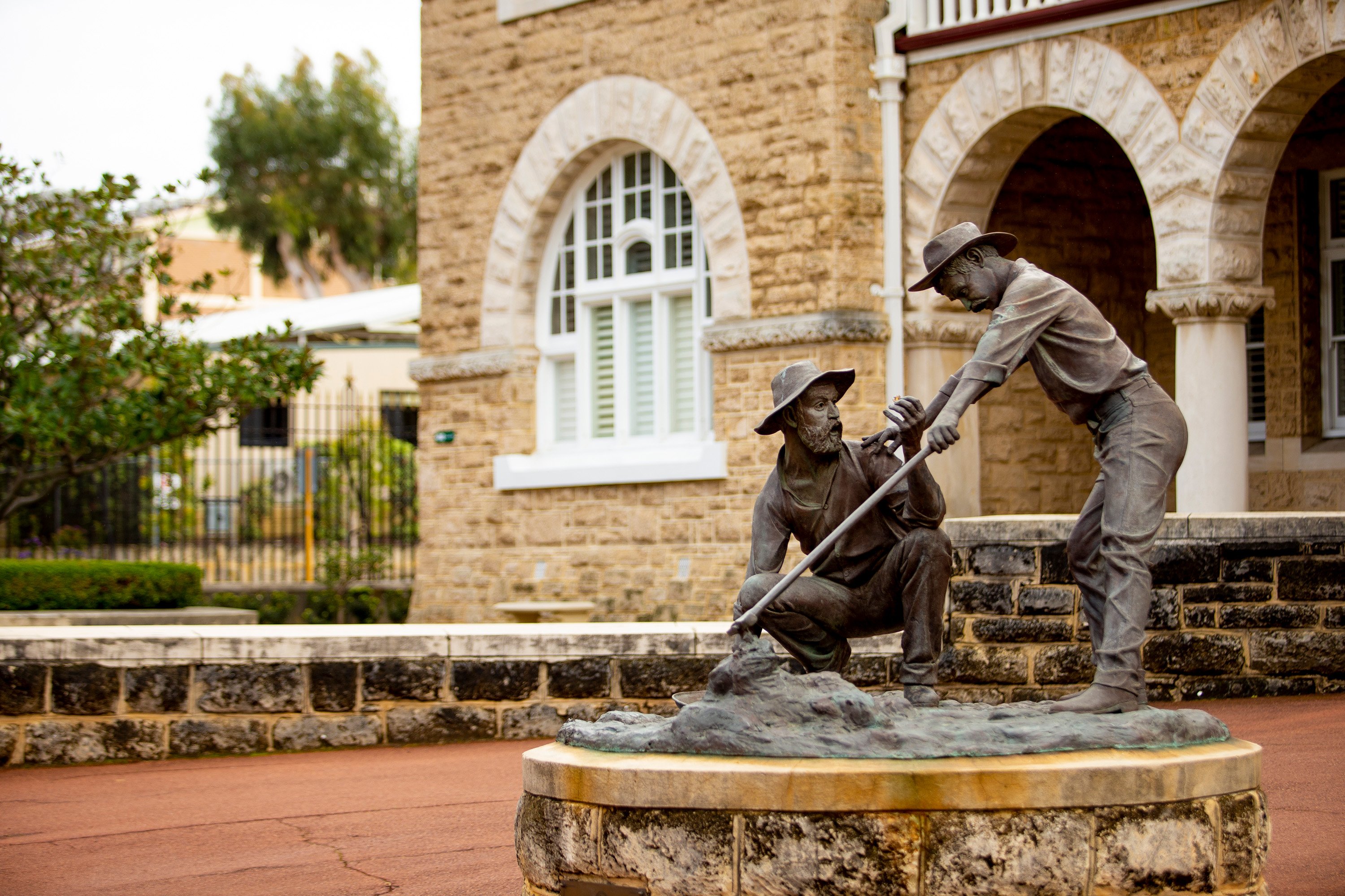 Statue of prospectors outside The Perth Mint.