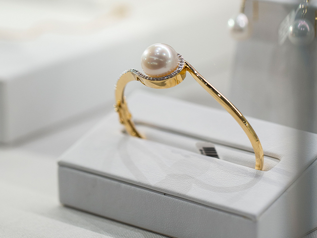 640X480 pearl bracelet