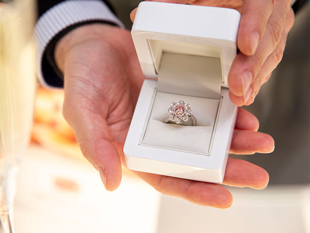 640X480 white pink diamond ring