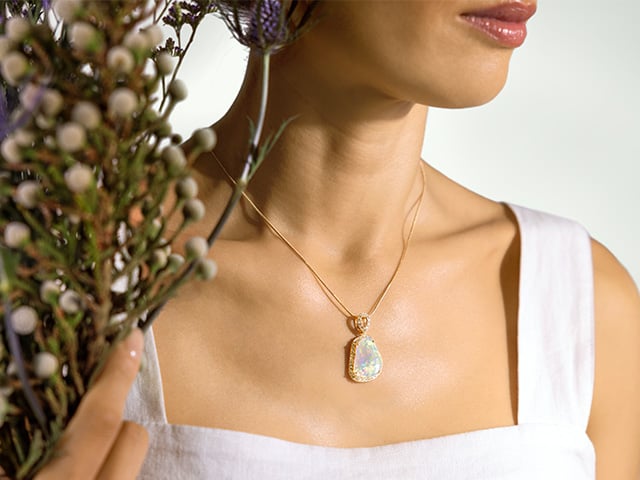 640X480 opal necklace