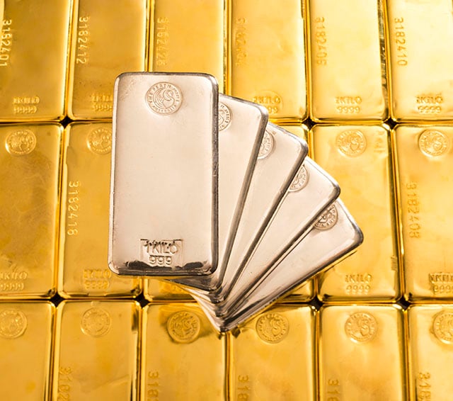 640x4801KILO silver cast bars fanned on 1KILO gold cast bars
