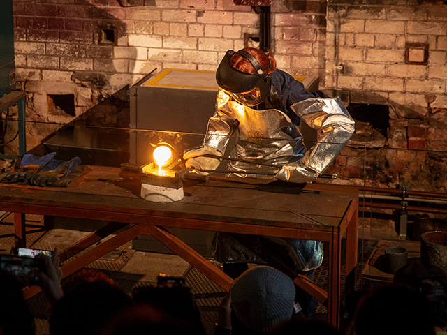 640X480 gold pour crowd 2025