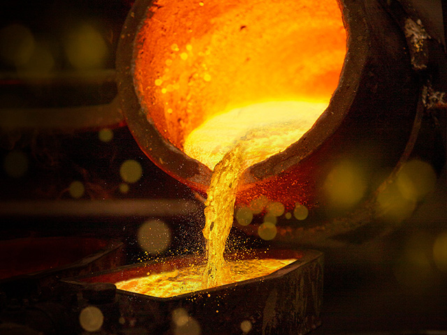 640X480 live gold pour