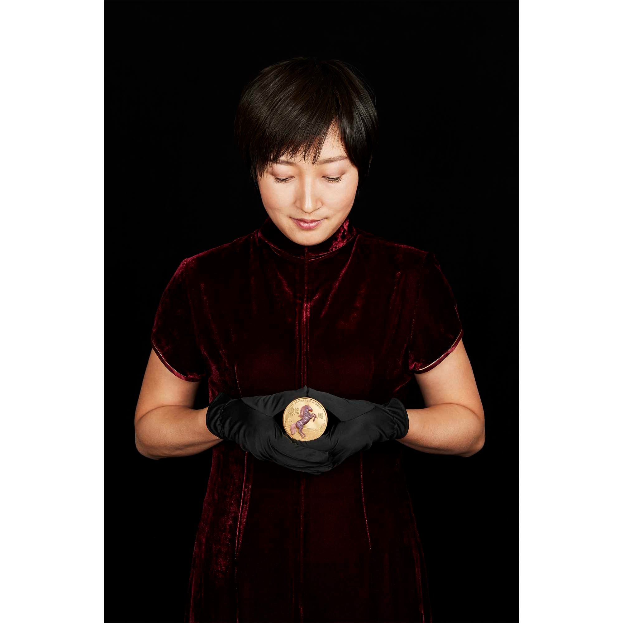 09 the jewelled horse 2021 10oz gold proof MoodShot