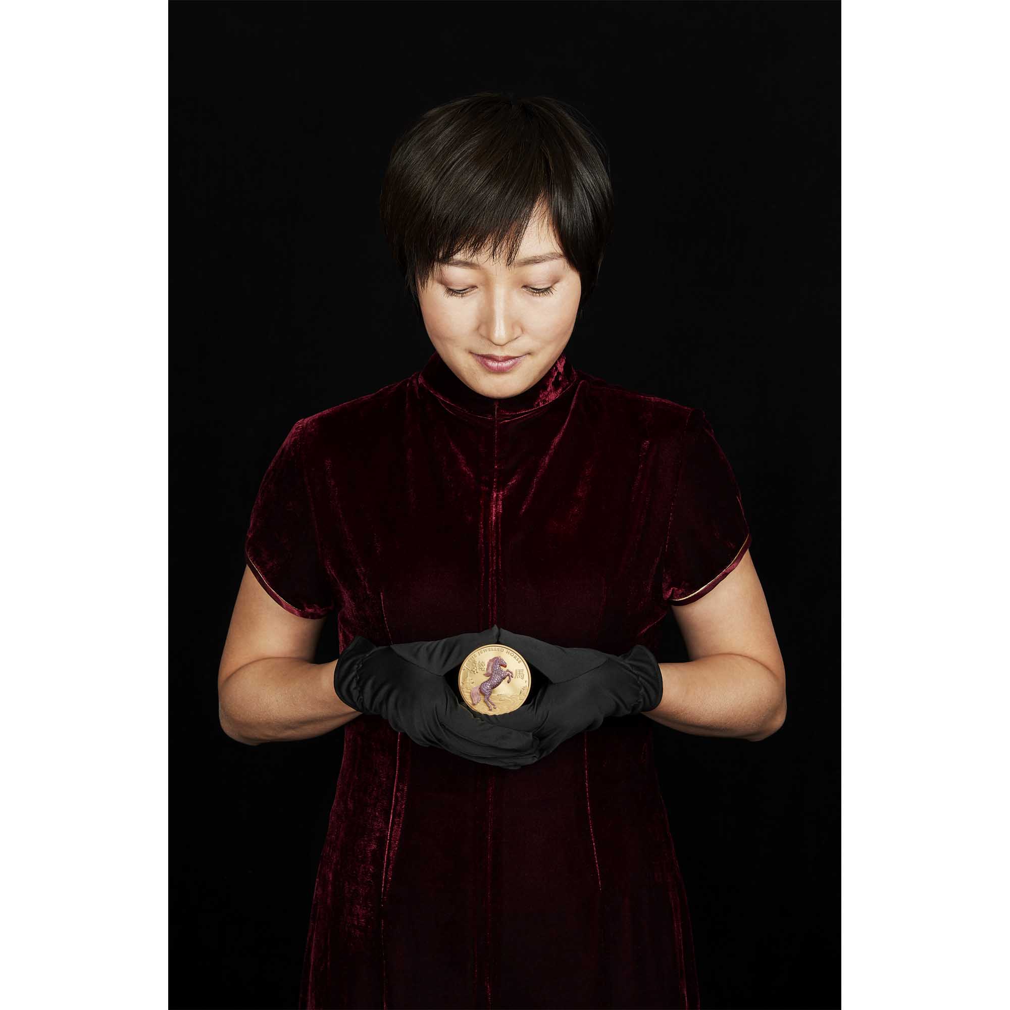 09 the jewelled horse 2021 10oz gold proof MoodShot