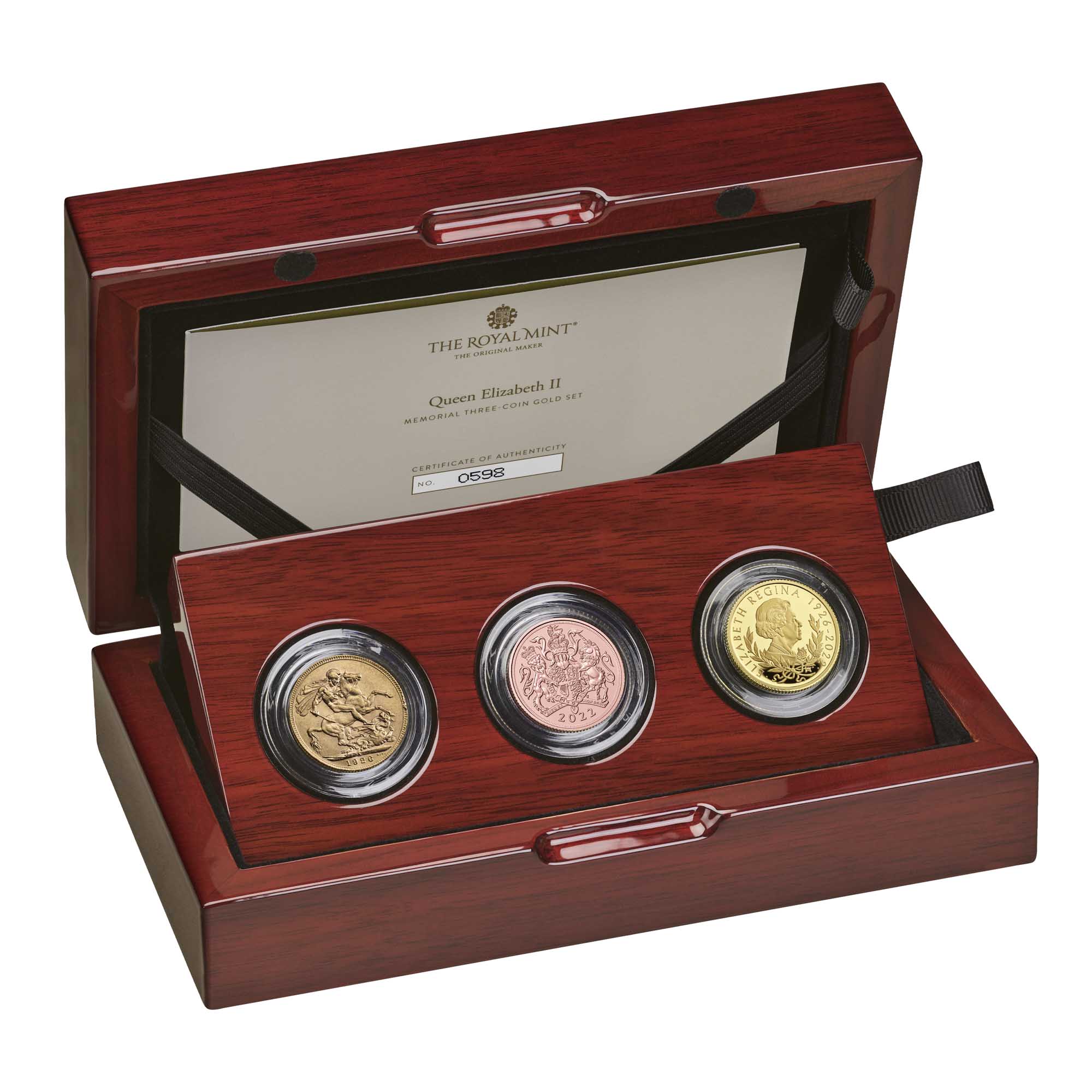 01 HISQE3G The Queen Elizabeth II Memorial 3 Coin Gold Set case right