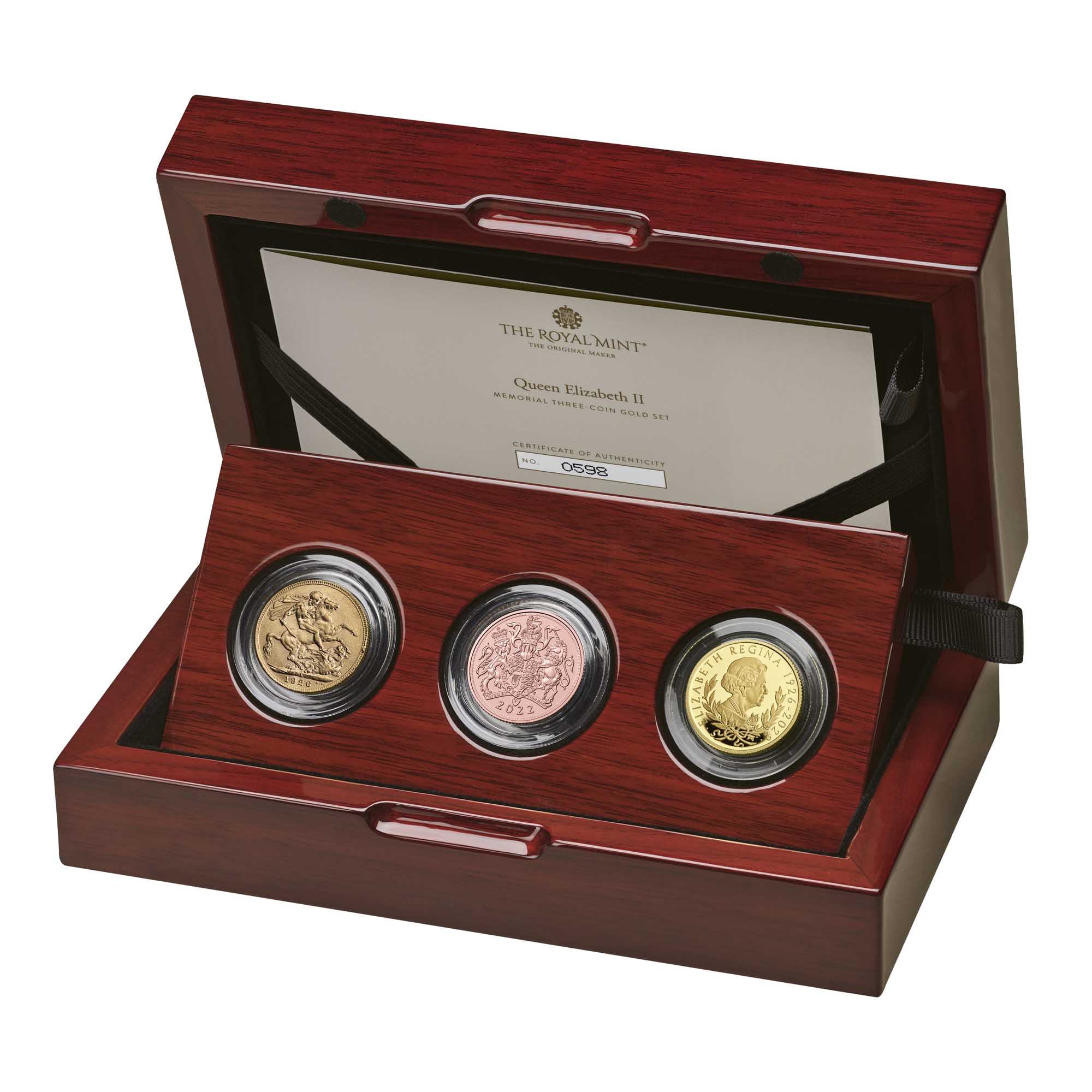05 HISQE3G The Queen Elizabeth II Memorial 3 Coin Gold Set case left