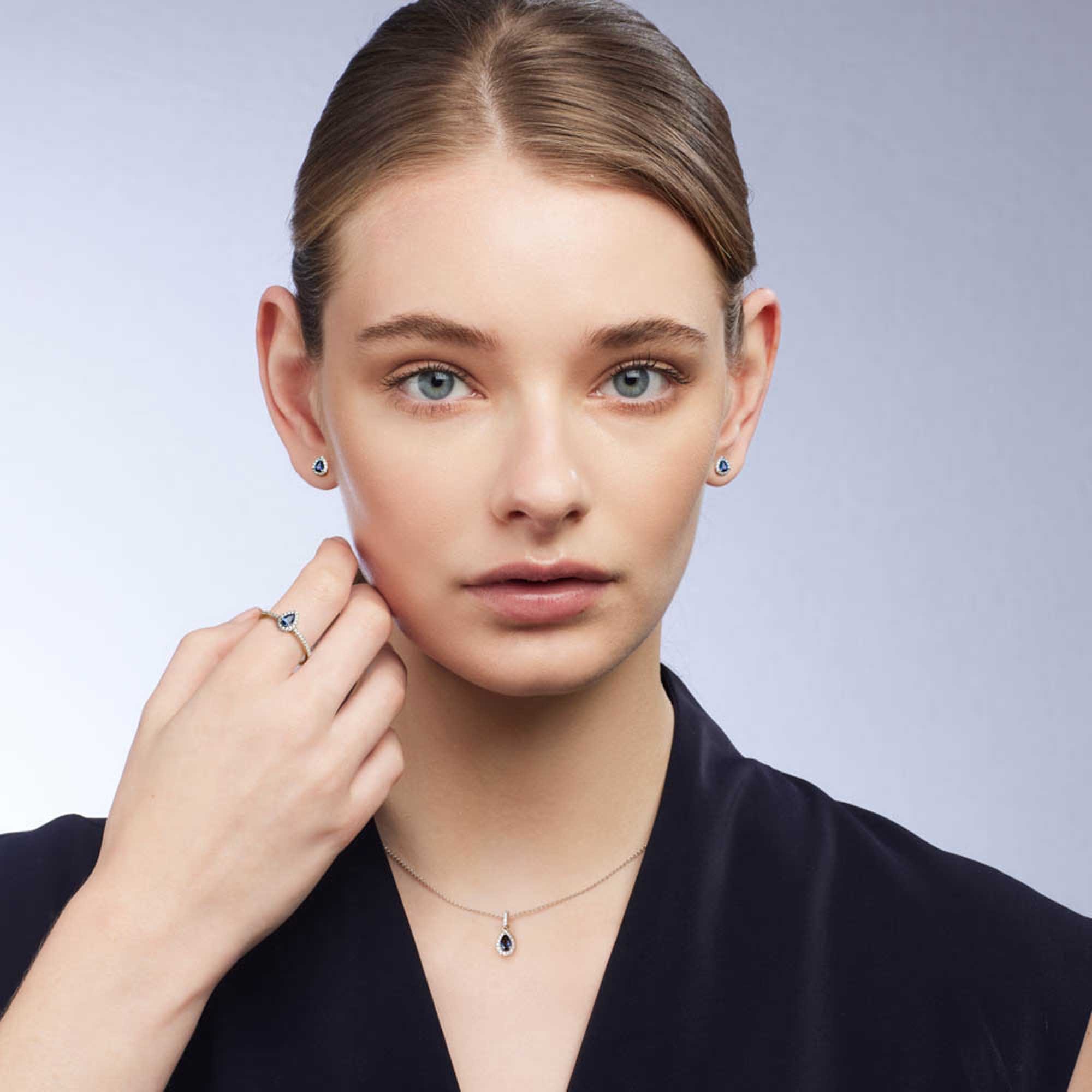 4 24X08AAA Clarissa Pear Sapphire Necklace