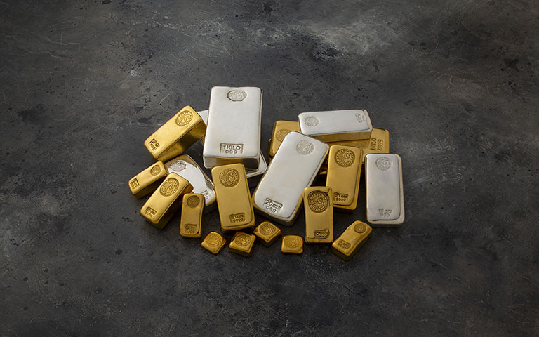 Scattered mix bullion on grey 640x480