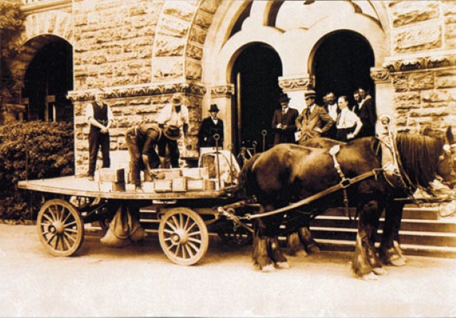 people loading gold onto a horse drawn cart at The Perth Mint