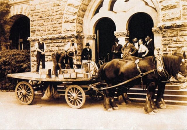 people loading gold onto a horse drawn cart at The Perth Mint